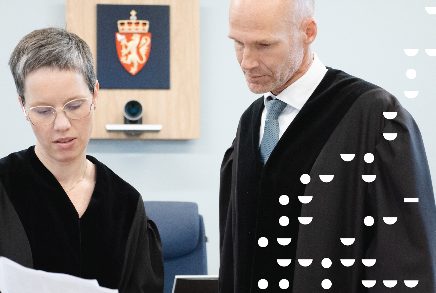 To dommere leser dom