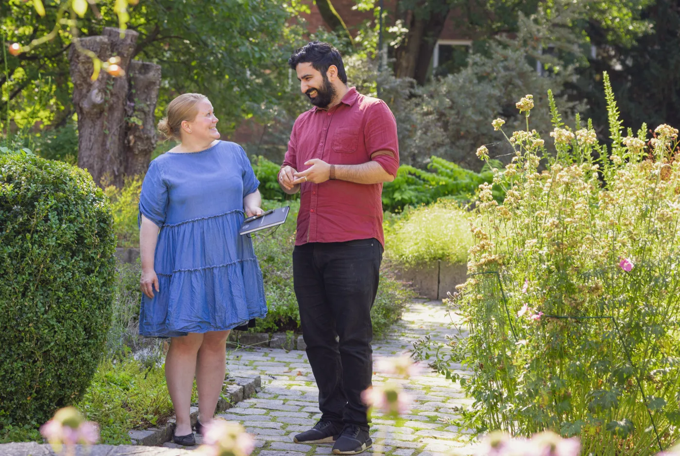 UiO - To ansatte som prater sammen ute