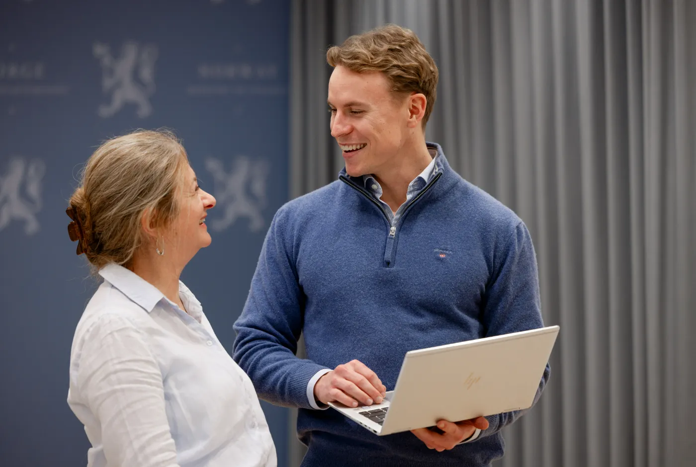 Ansatte snakker sammen