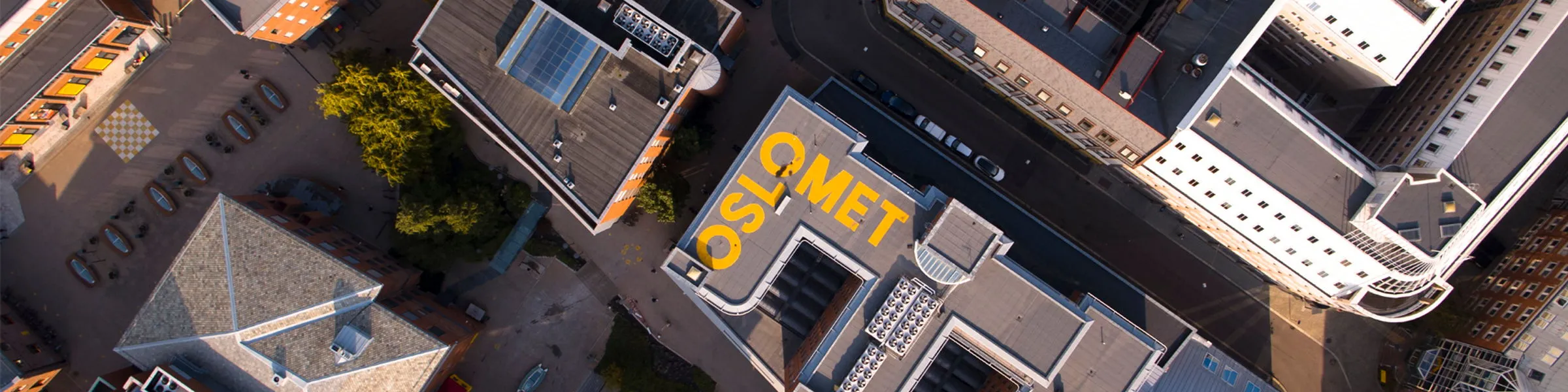Dronebilde av campus Pilestredet med OsloMet synlig på det ene taket