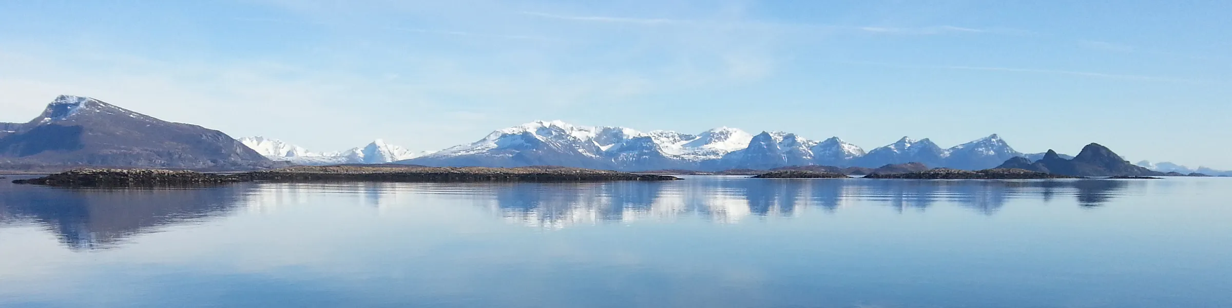 speilblank fjord, fjell og himmel