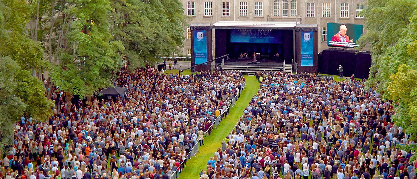 Gløshaugen utendørs scene Foto: Mads Nordtvedt/NTNU