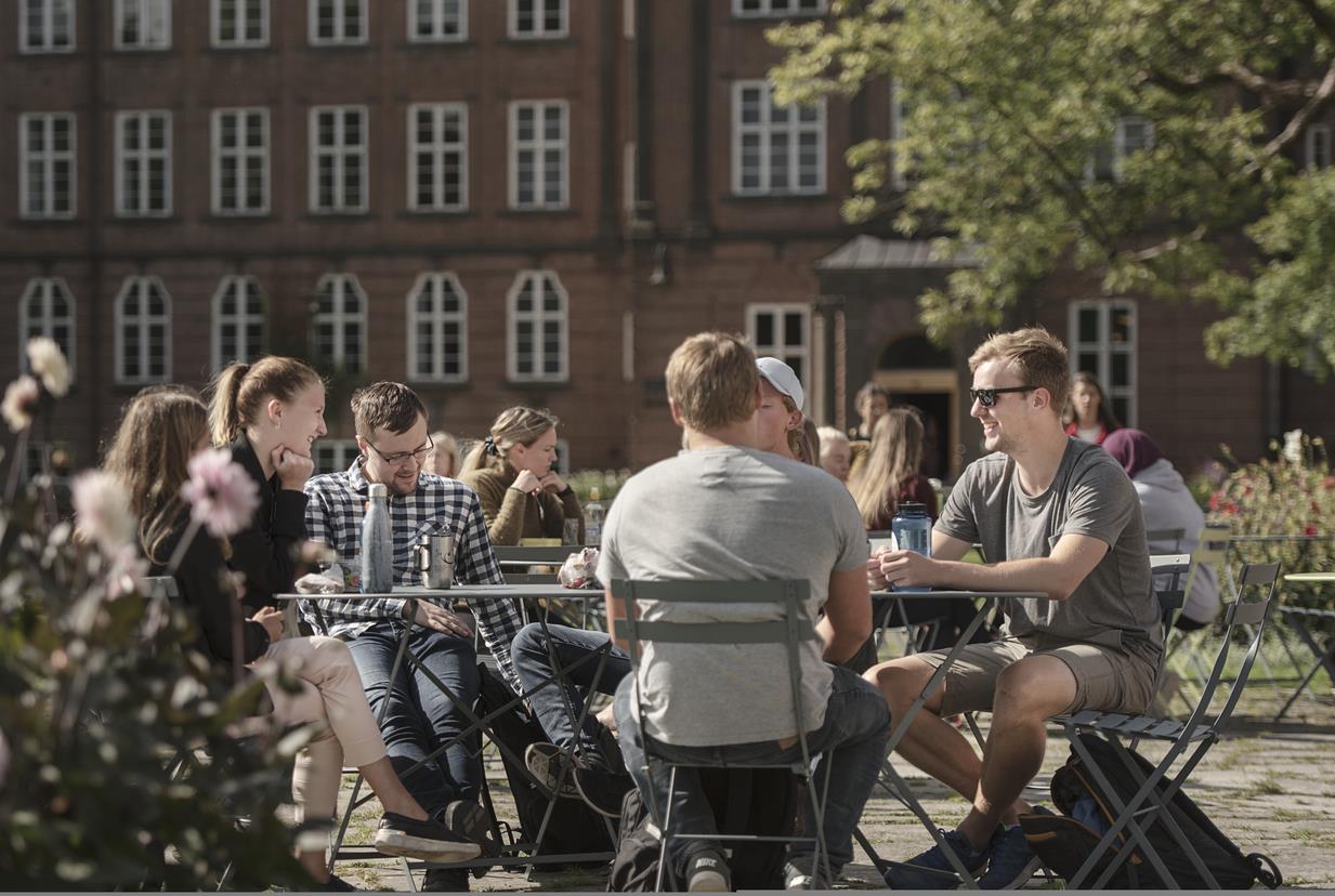 Studenter utenfor Tårnbygningen