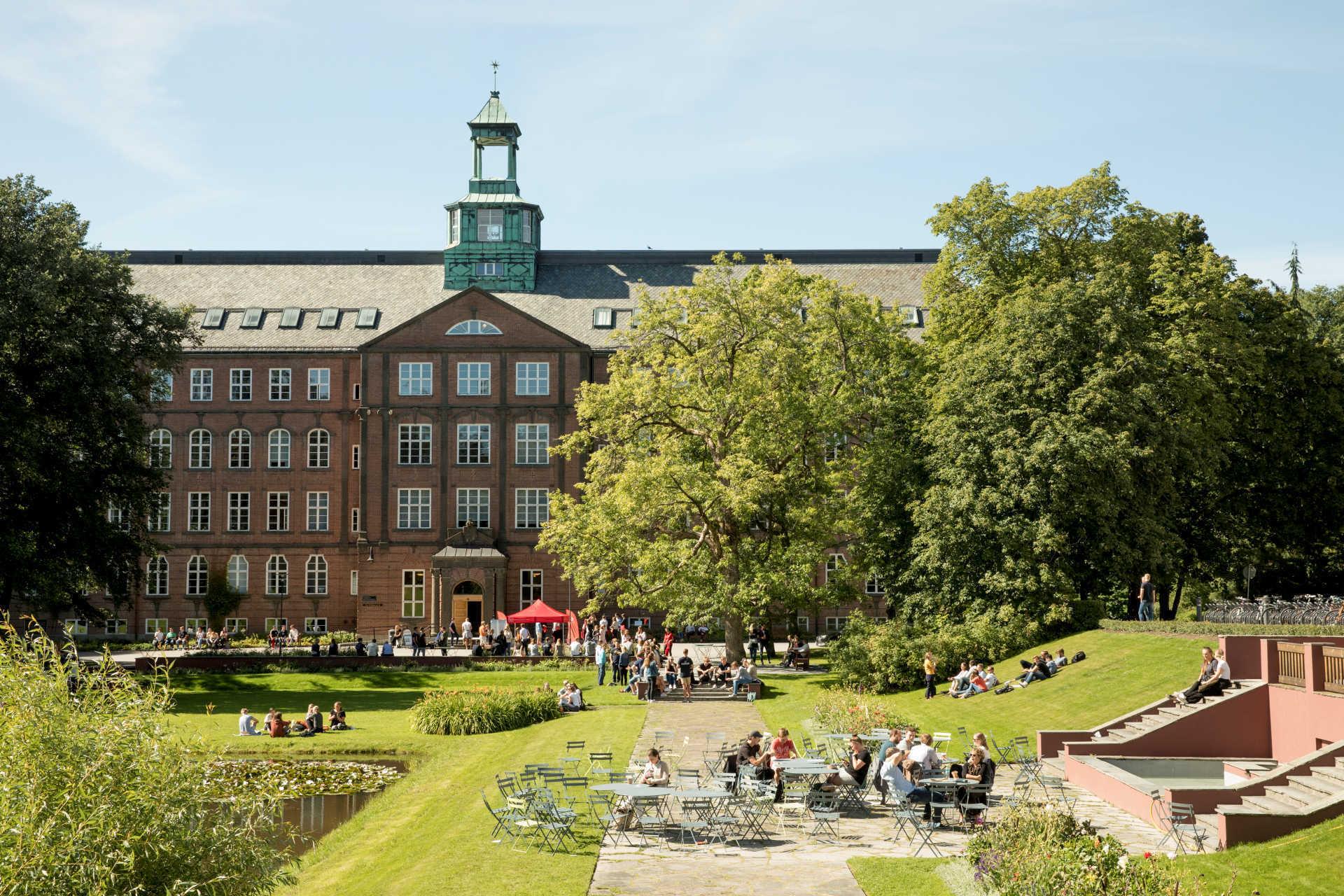 Bilde av Tårnbygningen og parken